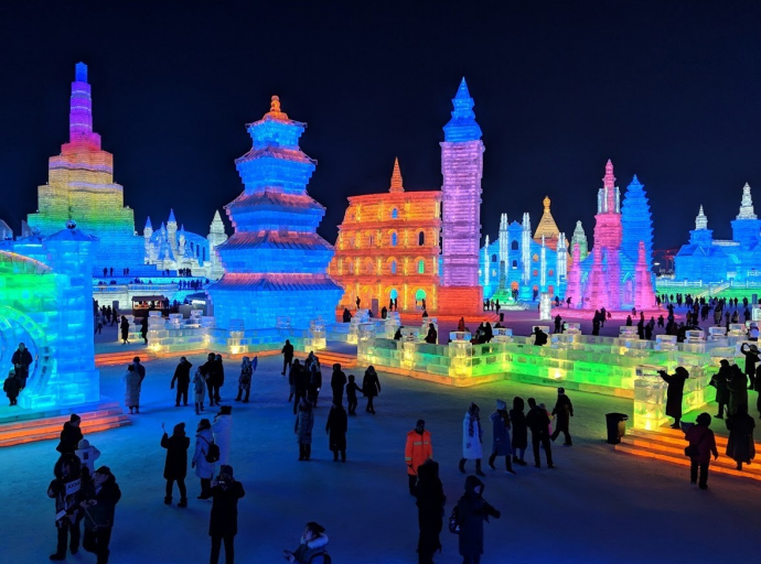 Labirinti, castelli e sculture nella città di ghiaccio dove si svolge il più imponente festival del mondo