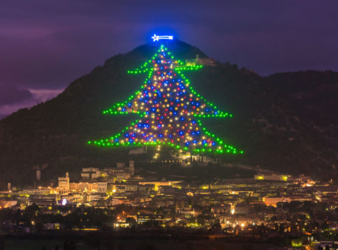 E' a Gubbio l'albero di Natale più grande del mondo. Uno spettacolo alto 750 metri e illuminato da 950 lampadine