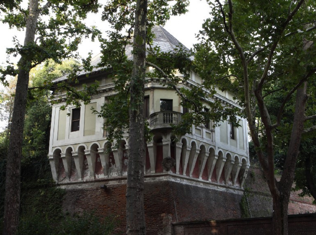 Torino custodisce un angolo tra storia e archeologia. Un’antica porta, un fossato e un ponte levatoio
