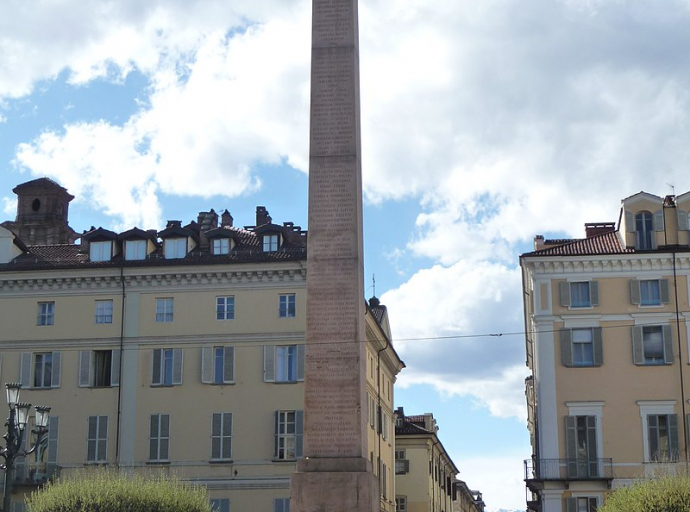 L'obelisco di piazza Savoia che nasconde una curiosità storica,  E anche una "scatola del tempo"