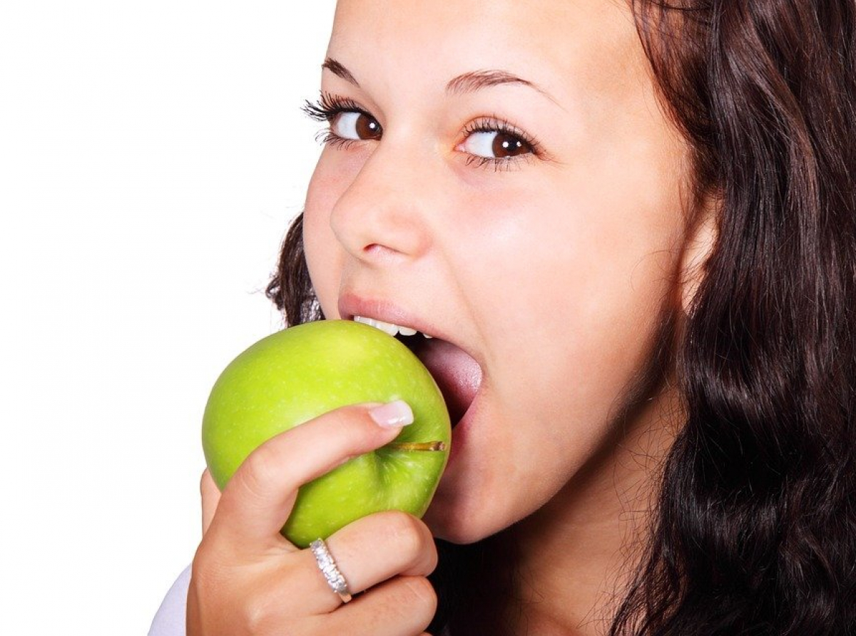 Masticare bene: perchè è così importante? Il modo in cui mangiamo non va sottovalutato perché influenza la salute