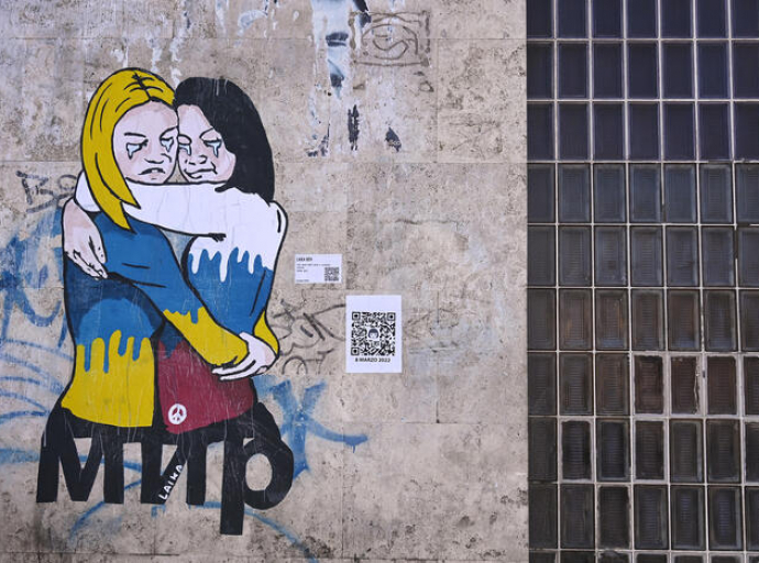 Street art e solidarietà alle donne ucraine e russe: sui muri di Roma, un messaggio forte e chiaro 