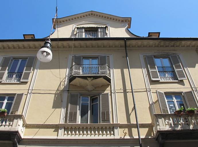 La Torino misteriosa di balconi e pipistrelli. Originale aggiunta a un palazzo di San Salvario