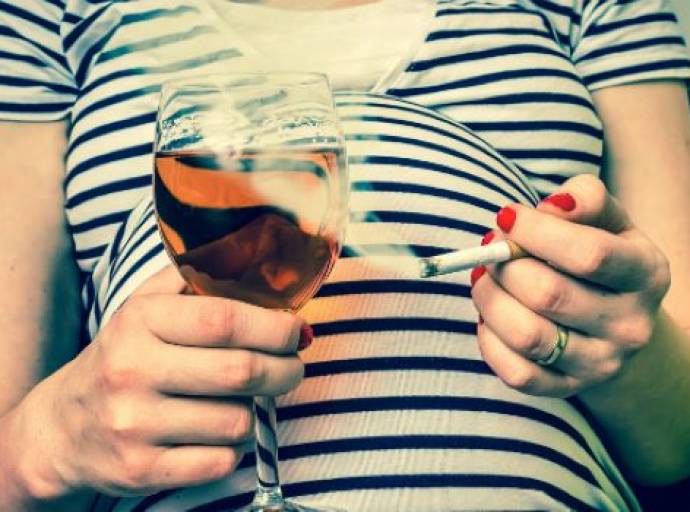 Bere e fumare in gravidanza: una combo che può anche diventare fatale per il feto