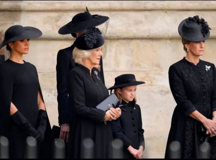 Il dress code della corte reale ha accompagnato la regina Elisabetta nel suo ultimo viaggio terreno
