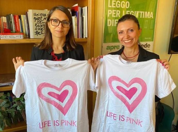 Ottobre rosa: la prevenzione al seno a Settimo passa anche dall'adesione alla raccolta fondi "Life is pink" una t-shirt