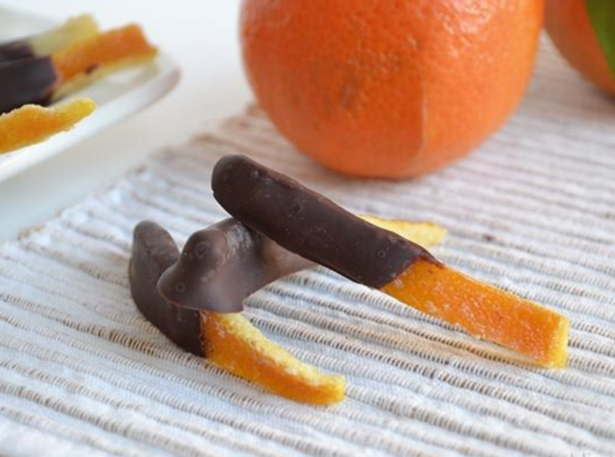 Scorzette di arancia candita: una prelibatezza che profuma di Natale e avvicina alla festa ormai imminente
