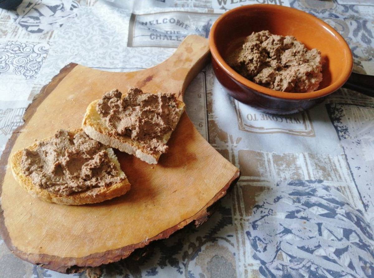 Gli irresistibili crostini toscani ai fegatini di pollo. Un finger food semplice da gustare come aperitivo
