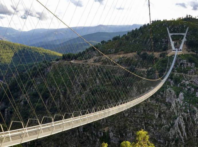La passerella in cielo per camminare tra le nuvole. In Portogallo il ponte sospeso più lungo del mondo