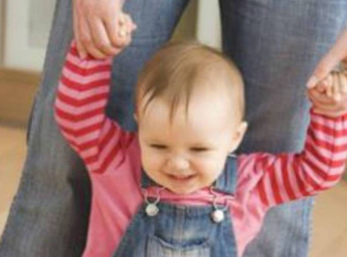 Far dondolare i bambini piccoli può causare la lussazione del gomito. Un trauma frequente in età pediatrica