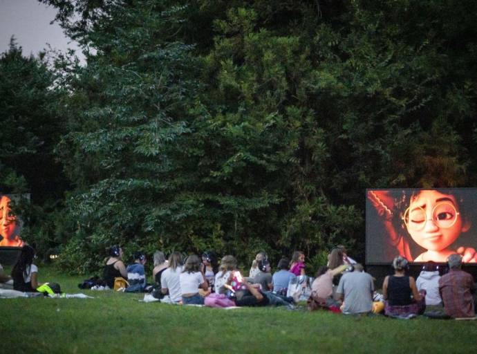 Cinema nel parco del Castello di Miradolo: 7 appuntamenti, 7 maxi schermi, cuffie silent system, plaid e il suono della natura