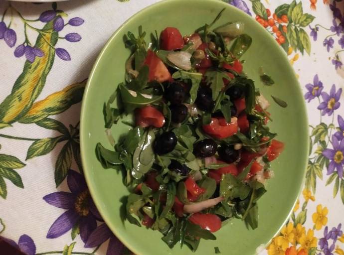 Rucola e portulaca: due erbe "arzille", ricche di vitamine e nutrienti, sono un'ottima base per un'insalata estiva