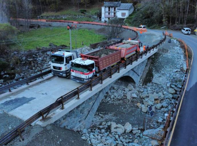 In dirittura d'arrivo a Lemie, i lavori sullo storico ponte in pietra, che sarà riaperto al transito a fine novembre