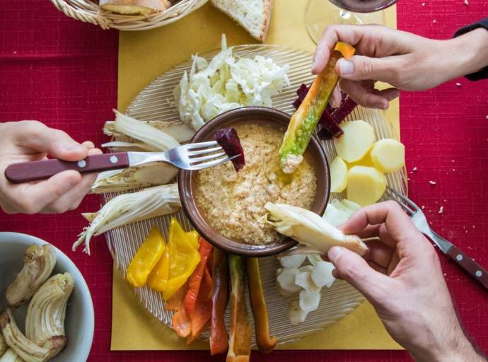 Bagna Cauda: storia, ricetta e curiosità della "salsa calda", uno dei piatti tradizionali piemontesi più amati