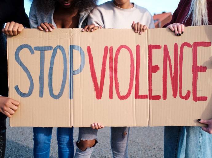 Oggi è il 25 novembre e l'Italia scende in piazza per "fare rumore" contro la violenza di genere 