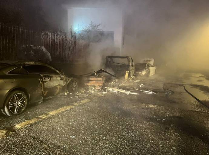 Borgaro, distrutte da un incendio due auto e un camper in sosta in via Raffaello. Corto circuito o vandalismo?