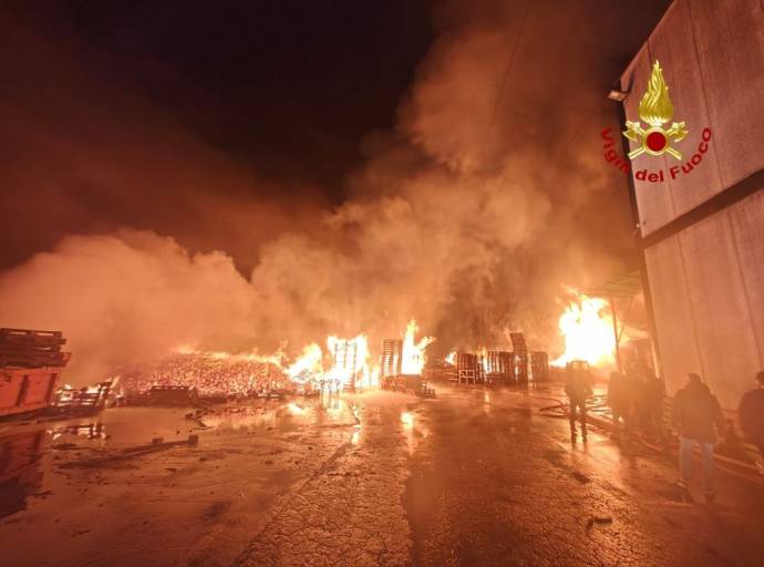 Borgaro, ancora in corso l'incendio che sta divorando tonnellate di pallet sul piazzale dell'AF Pallet