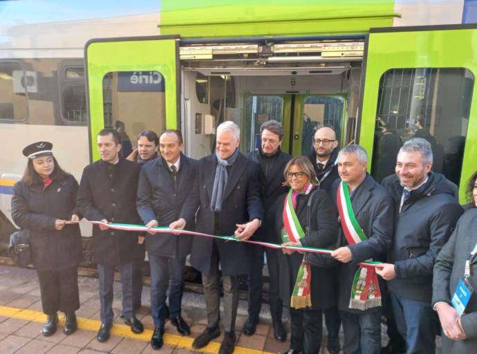 Inaugurazione della Torino-Ceres con la presenza dei ministri Salvini e Zangrillo. Accoglienza festosa nelle stazioni