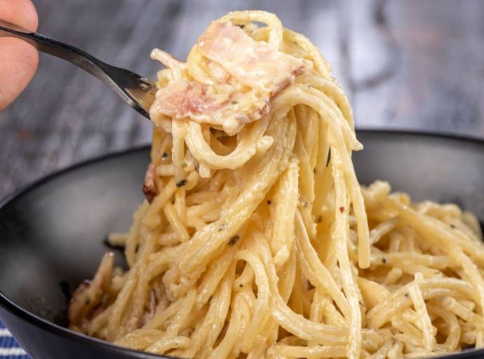Per il "Carbonara Day" a ciascuno la propria ricetta. Piatto amatissimo dal mondo compie 70 anni