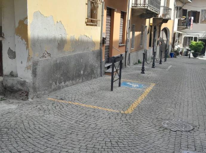 Una fioriera al posto di un parcheggio per disabili. La protesta di Sabatino costretto a fare un pezzo di strada in salita