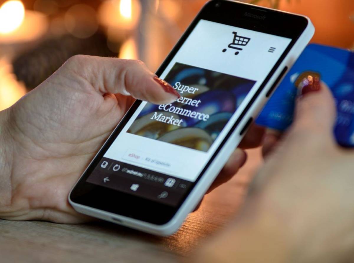 Ruba la carta di credito all'amica e collega e fa shopping. Condannata al risarcimento campionessa francese