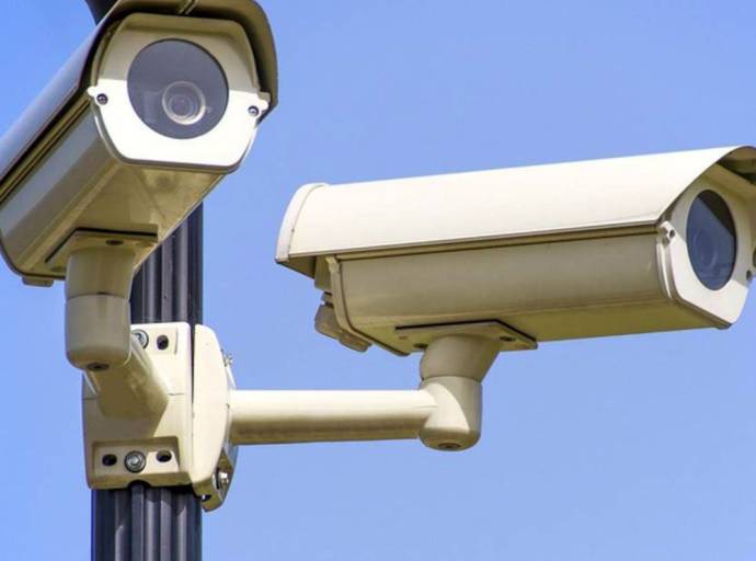 Le telecamere di videosorveglianza smascherano gli autori del black out in centro. Quattro denunciati, tre sono minori