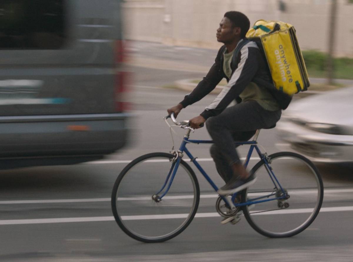 “Anywhere, Anytime”, il film di Milad Tangshir che accende i riflettori sulla situazione dei rider torinesi