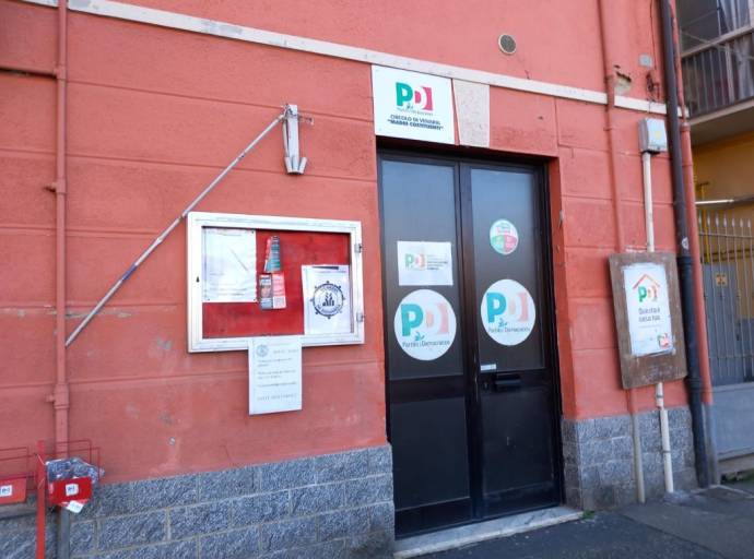 Bandiere del PD strappate e rubate dalla sede. Vandalismo dei soliti idioti o atto politico? Ma i dem non si arrendono «le sostituiremo» 