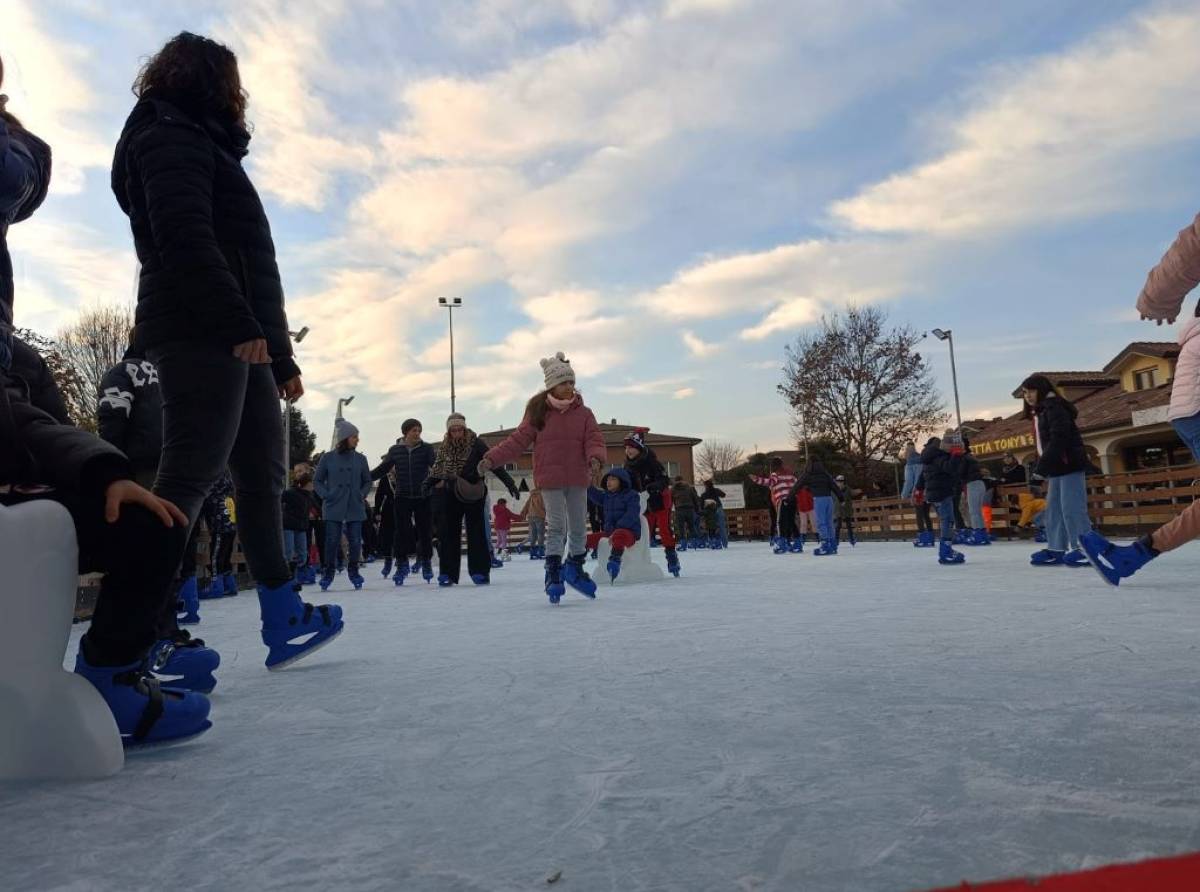 Un Natale coi fiocchi: un successo trainato anche dalla presenza della pista di pattinaggio su ghiaccio 