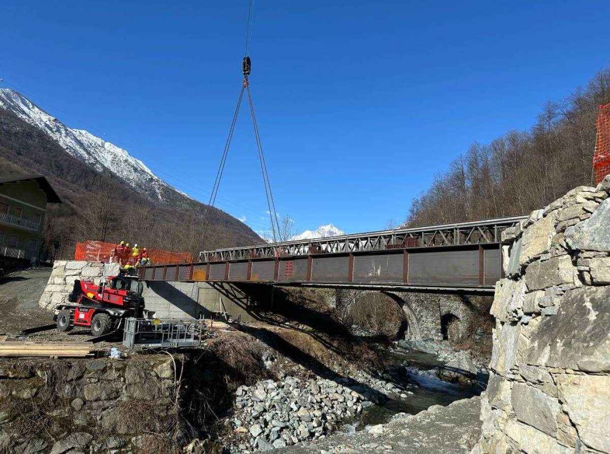 Procedono i lavori per il nuovo ponte sulla Sp32 a Forno di Lemie. Posate nei giorni scorsi le prime tre travi
