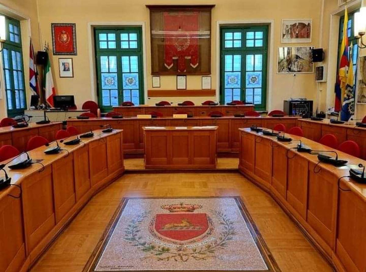 Caso tangenti Cidiu, tensione in città: l'opposizione chiede chiarimenti, la maggioranza parla di illazioni elettorali