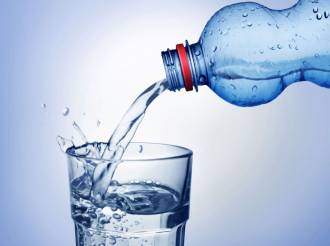 Acqua frizzante e metabolismo: possibili benefici sul glucosio, ma effetti limitati sulla perdita di peso