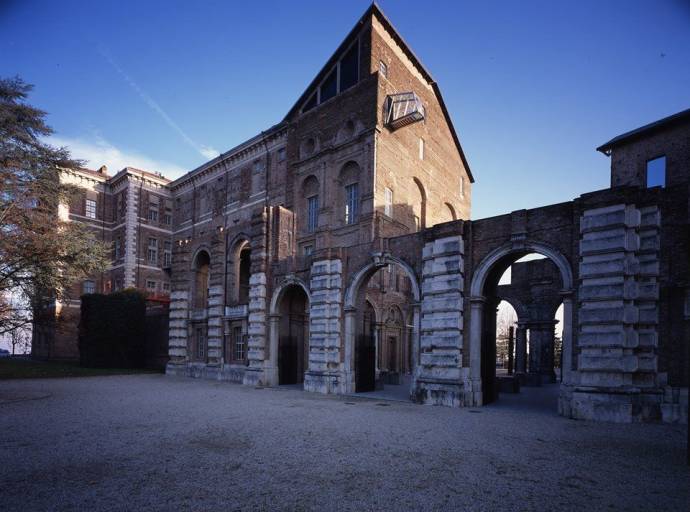 Castello di Rivoli, FdI chiede interventi: «Più servizi per attrarre visitatori, più decoro e accessibilità al museo»