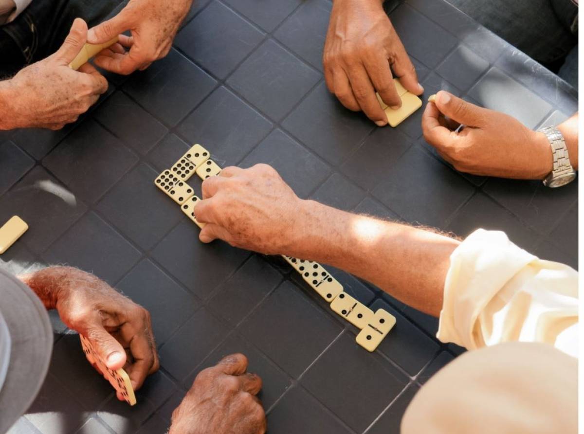 Estate serena per gli anziani a San Mauro: musica, giochi e spazi climatizzati per affrontare il caldo