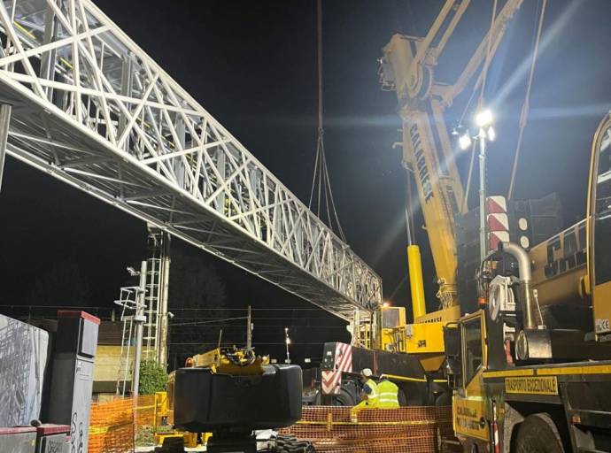 Chivasso, installata la nuova passerella pedonale di via Bianzè: apertura prevista entro la fine del 2025
