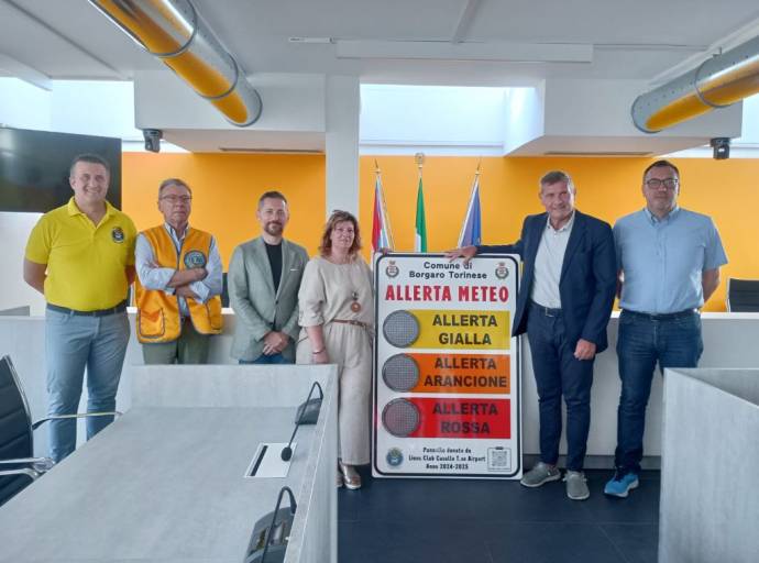 Un semaforo per salvare vite: il Lions Club Caselle Airport dona a Borgaro un pannello per le allerte meteo