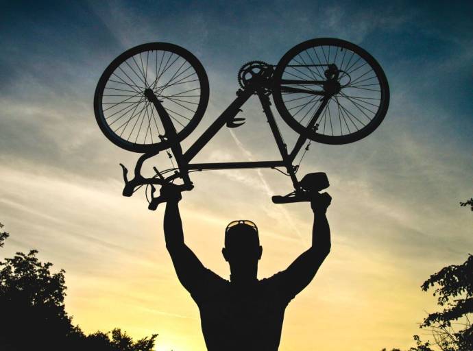 Il ciclista è un pericolo per il PIL o una salvezza per l’umanità? Essere in salute è un atto sovversivo