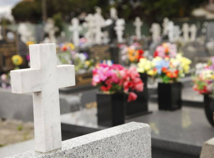Deroghe alle distanze dai cimiteri, via libera dal Piemonte: la maggioranza difende la scelta, il Pd denuncia caos normativo