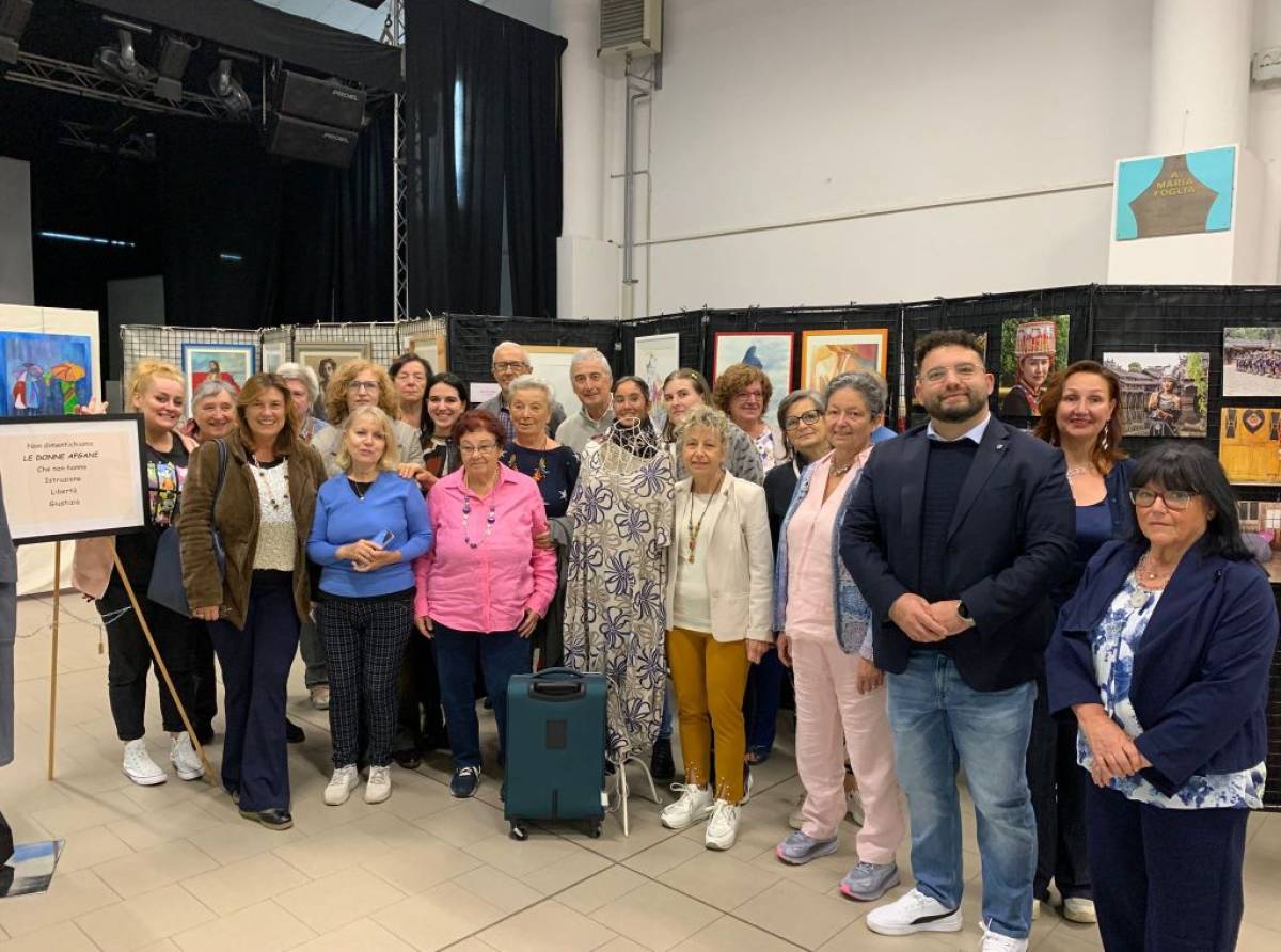 Una valigia, un viaggio, mille voci: a Volpiano la mostra che non lascia indifferenti e invita a riflettere