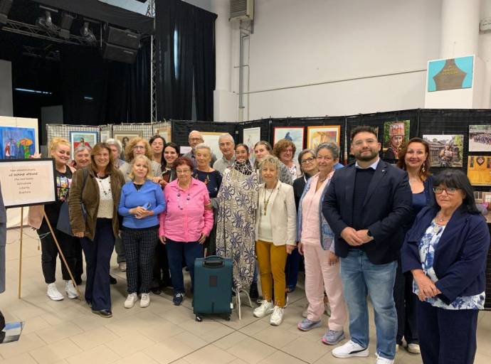 Una valigia, un viaggio, mille voci: a Volpiano la mostra che non lascia indifferenti e invita a riflettere