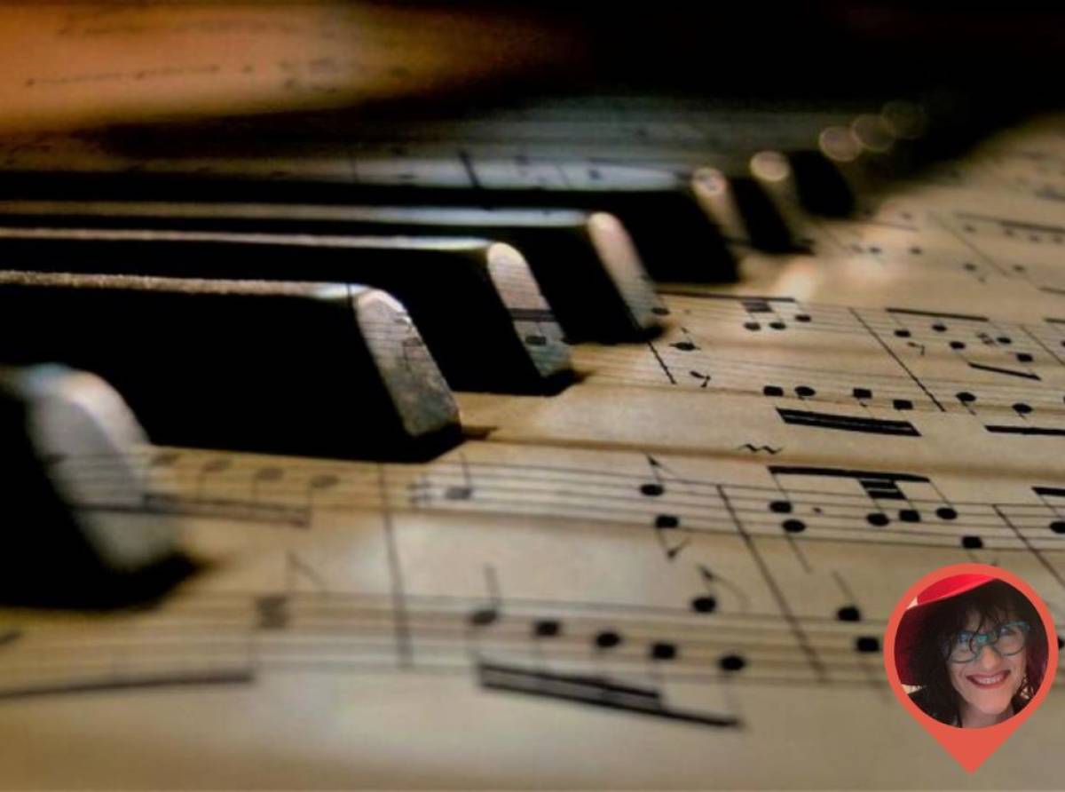 L’azzurro degli oblò: il naufragio di un amore visto dagli occhi di una figlia. La musica stonata dei sogni infranti