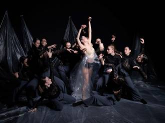 “ReQuieM” al Teatro Vittoria di Torino: la nuova creazione della Compagnia Faces tra corpo, memoria e redenzione