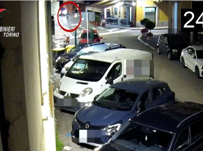 Entrano per rubare ma la proprietaria li scopre: furto da 18 mila euro a Caselle, ladri arrestati in un bar a Torino