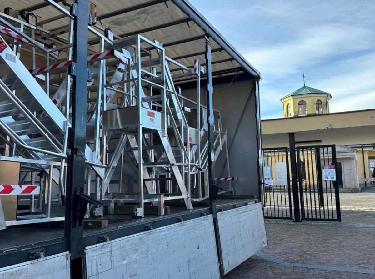 Dopo le segnalazioni dei cittadini, arrivano 14 nuove scale e panchine nei cimiteri di Venaria Reale