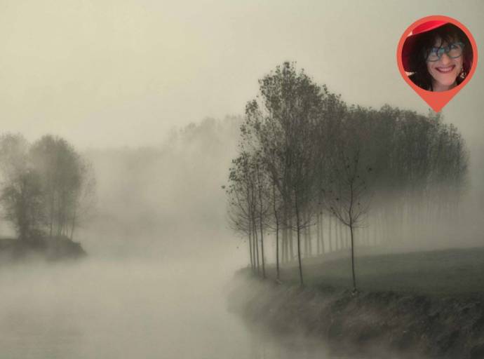 Bruma azzurrina. Nella luce che taglia la nebbia, il racconto di uno sguardo ai margini