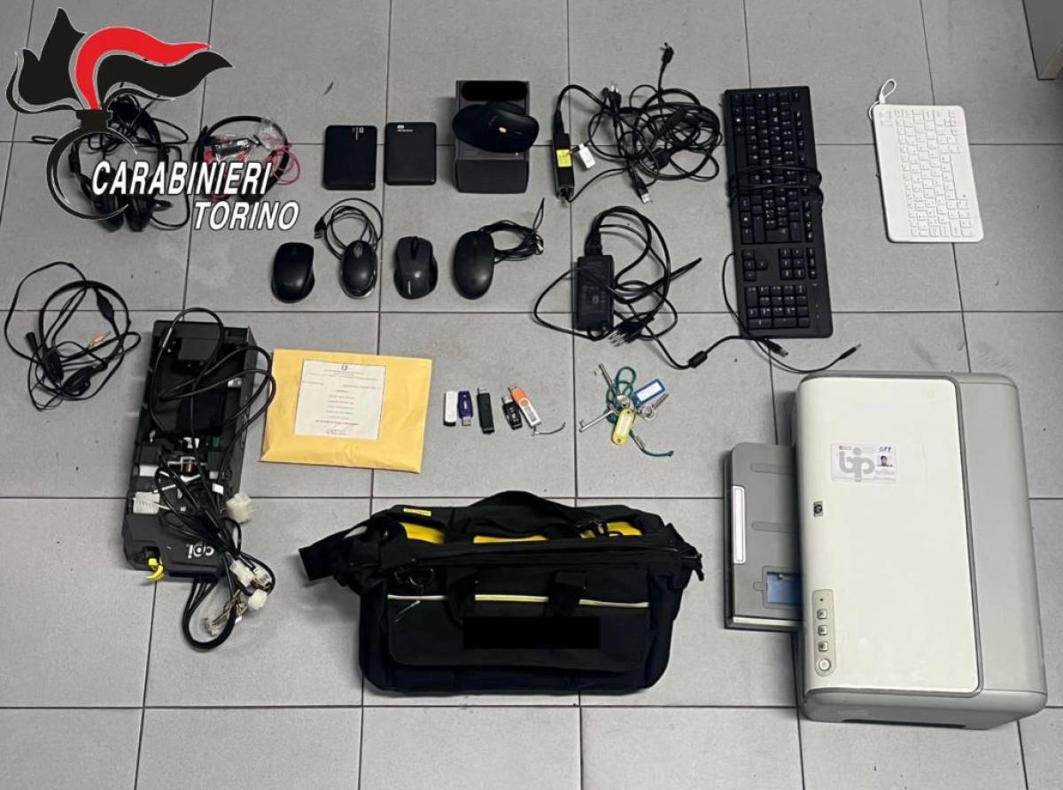 Venaria Reale, ladro seriale nelle scuole: arrestato dai Carabinieri mentre razziava l’aula informatica della "Lessona"
