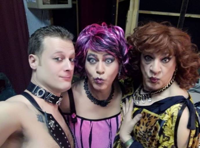 “Donnacce” al Teatro Civico di Bosconero: la commedia brillante tra risate, equivoci e colpi di scena 