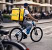 &ldquo;Universo Riders&rdquo; a Torino: la fotografia sociale di Mauro Raffini racconta lavoro, identit&agrave; e trasformazioni urbane