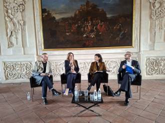 Regine in scena alla Reggia di Venaria: la grande mostra sui costumi tra cinema, teatro e storia della regalit&agrave; femminile